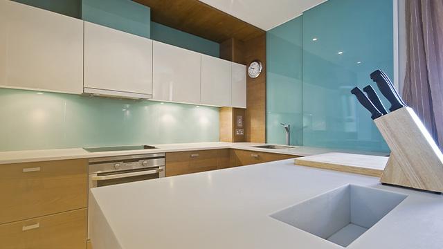 استخدام الزجاج في تصميم المطبخ
