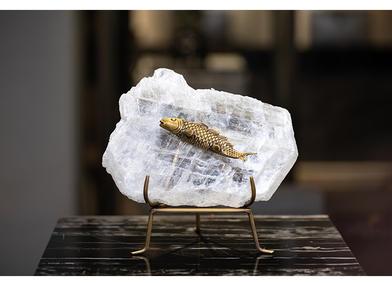 Metallic Fish Inlaid On Natural Crystal Stone Living Room Decor Crysatl Sculpture Modern Statue Gift Craft For Wedding Decor