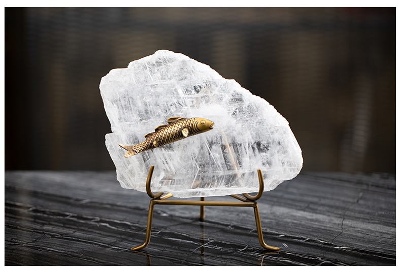 Metallic Fish Inlaid On Natural Crystal Stone Living Room Decor Crysatl Sculpture Modern Statue Gift Craft For Wedding Decor