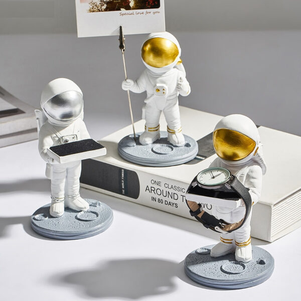 اكسسوار تمثال رجل الفضاء الاماراتي اكسسوارات منزلية