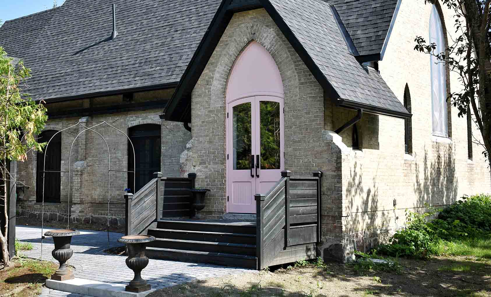 تحولت كنيسة من 1880s-Era إلى منزل لقضاء العطلات في أونتاريو ، بتصميم * إسفنج
