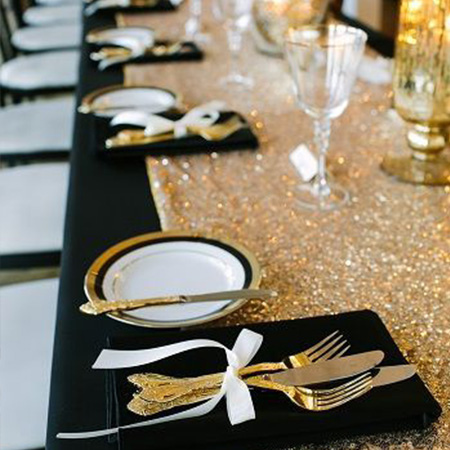 ديكور طاولة باللونين الأسود والذهبي