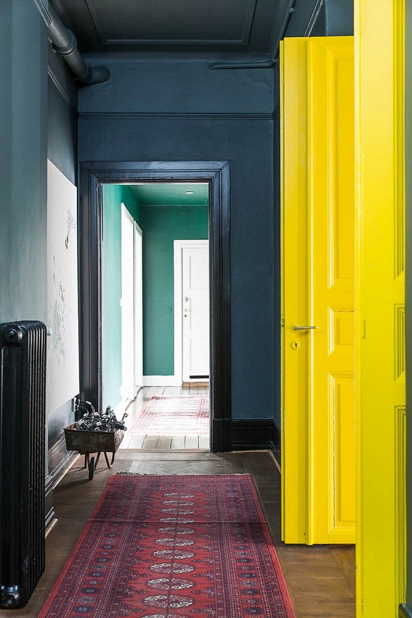 أبواب صفراء زاهية في الصورة الداخلية لغرفة المعيشة