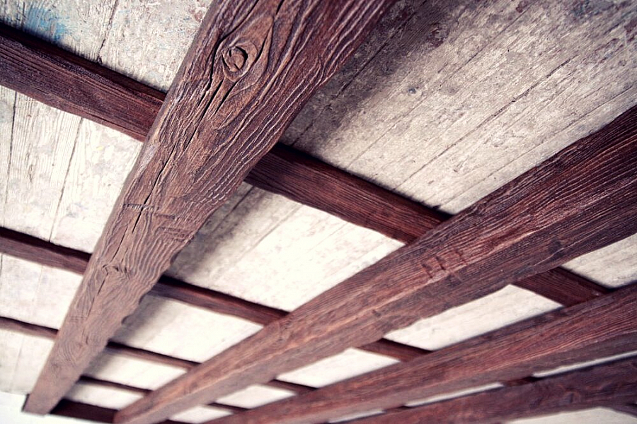 عوارض زخرفية على السقف – كيفية استخدام عوارض السقف الخشبية المزيفة في داخل المنزل