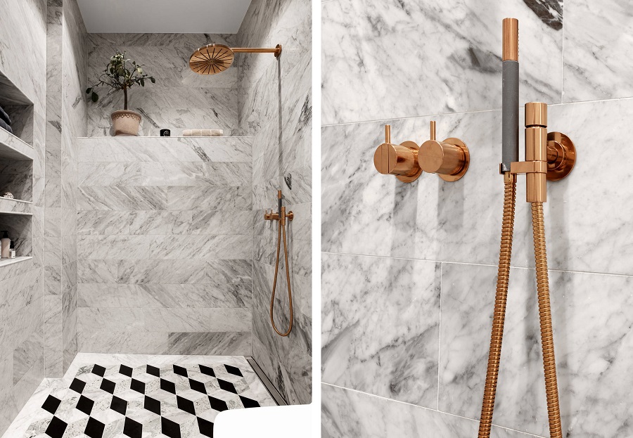 حمام داخلي اسكندنافي ممل مع صنابير ذهبية مثال