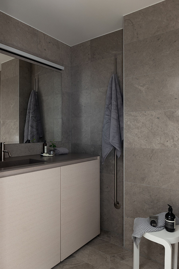 حمام داخلي اسكندنافي مع بلاط رمادي بأشكال مختلفة مثال