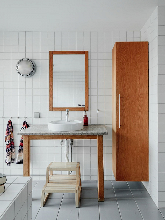 حمام داخلي اسكندنافي مع أثاث خشبي مثال