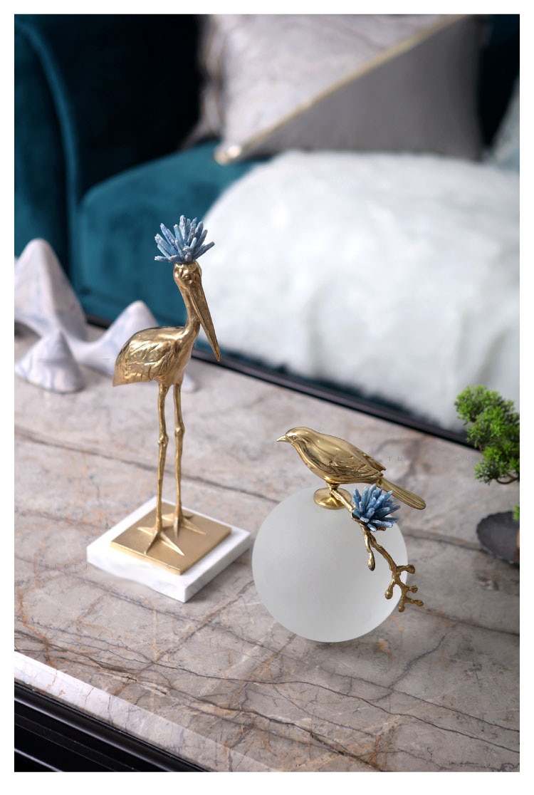 Modern Creative Copper Heron Bird Standing On A Crystal Ball Statue Home Crafts Room Decor Objects Office White Marble Sculpture