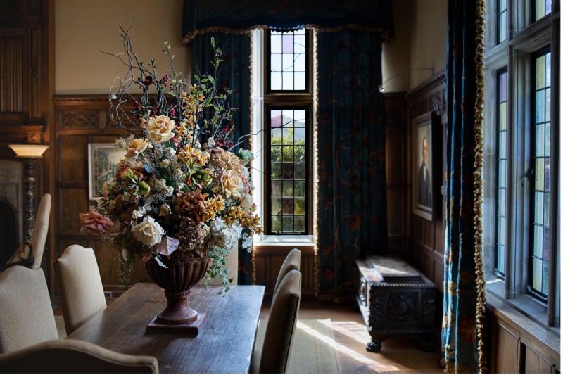 باقة زهور مشرقة في أنماط التصميم الداخلي للغرفة ذات الطراز الكلاسيكي