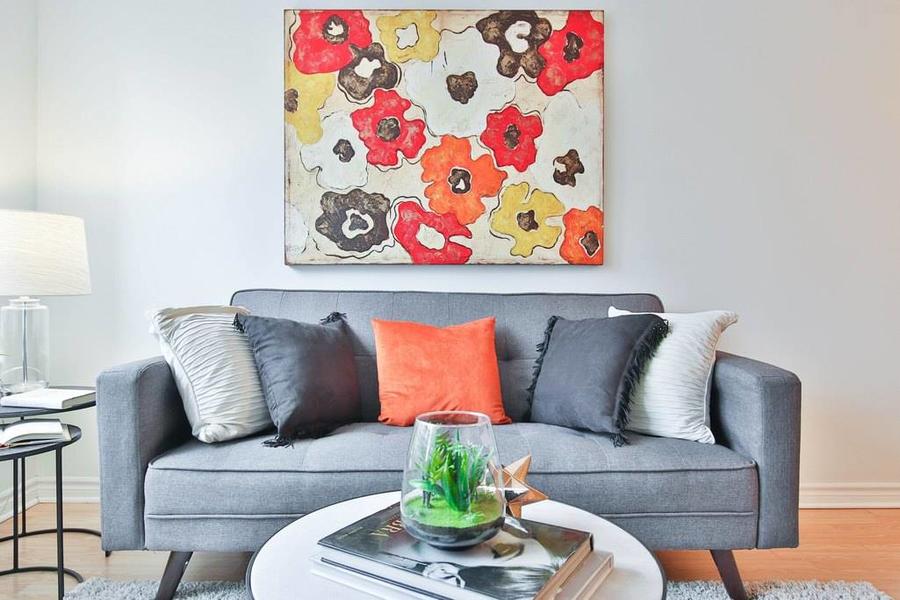 يمكن رؤية ألوان الصيف في غرفة المعيشة من خلال اللوحة أو وسائد الأريكة