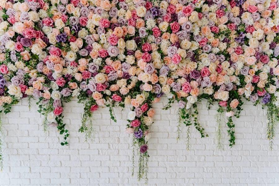 الزهور تزين الجدران كجزء من زينة الزفاف