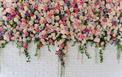 الزهور تزين الجدران كجزء من زينة الزفاف